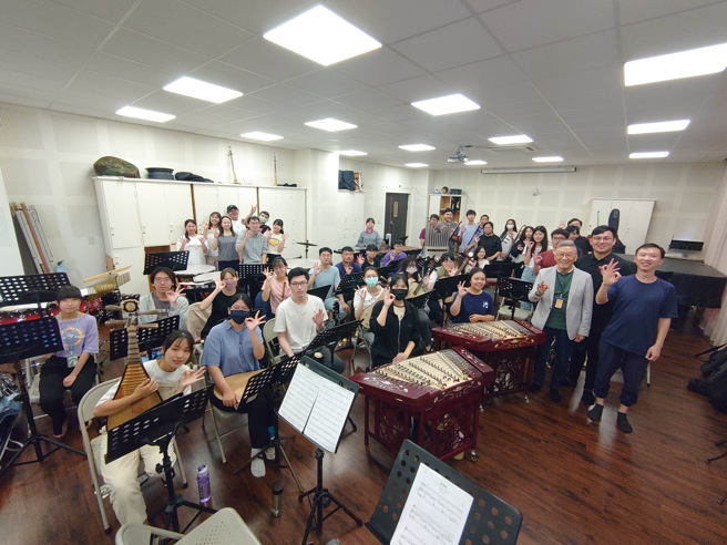 南華大學民族音樂學系日前邀請臺北市立國樂團榮譽指揮暨藝術顧問瞿春泉大師蒞校交流。（照片/南華大學提供）