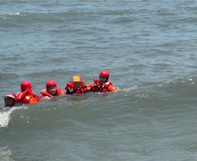 海巡署中部分署第三岸巡队王功安检所10日发现蚵农受困蚵田海域，驾驶救生艇顺利将其救援上岸。（海巡署提供／孙英哲彰化传真）