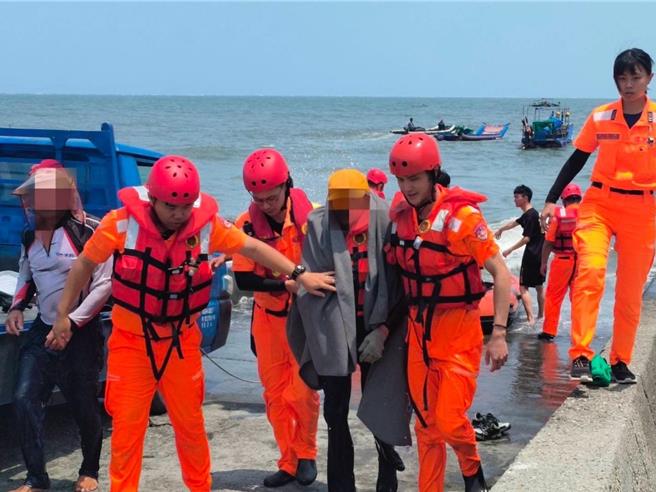 海巡署中部分署第三岸巡队王功安检所10日发现蚵农受困蚵田海域，驾驶救生艇顺利将其救援上岸。（海巡署提供／孙英哲彰化传真）