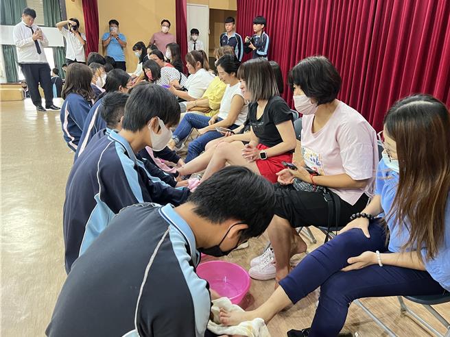 大甲区致用高中学生为母亲进行洗脚的报亲恩活动。（致用高中提供／张妍溱台中传真）