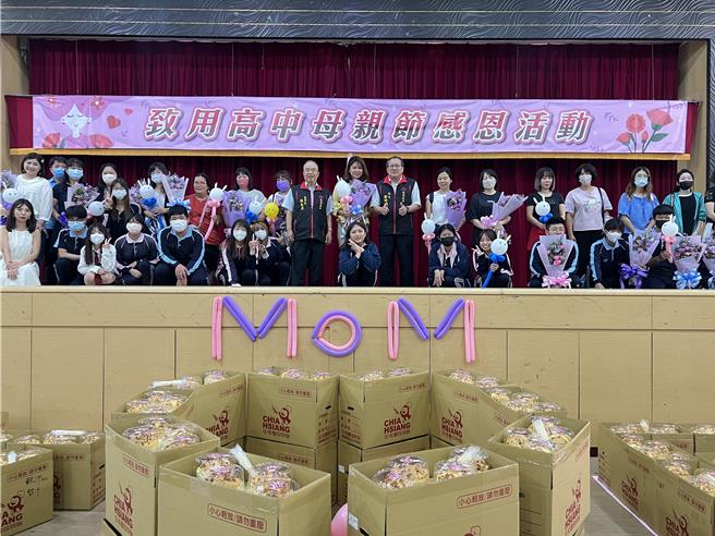 致用高中董事长陈本源（左8）与校长邹绍腾（左10）与致用高中老师及12名学生的「妈妈贵宾」合影，现场气氛感动又温馨。（致用高中提供／张妍溱台中传真）