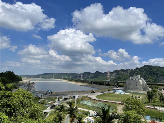 鸟嘴潭开发5年来将污染留在草屯镇，取用乌溪溪水，主要供应彰化用水，南投县议会要求县府中央争取回馈。（杨静茹摄）