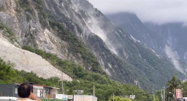 地震搖晃，崇德山區大清水山見大批落石。（民眾提供）