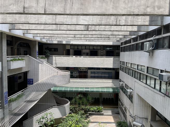 李姓男子驾车违停拒查逃逸，遭警员径举，新竹监理所裁处李男2万元罚锾并记5点，李男主张有配合稽查并依指示提供物攻其搜索，因警员刁难才驶离，法官认为，李男已接受稽查，同意警员开单，不构成「拒绝停车接受稽查而逃逸」，撤销处分。（王煌忠摄）