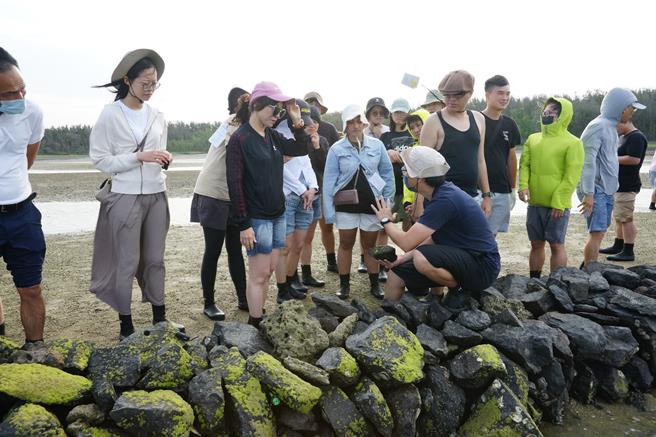桃园市青年事务局为教育部青年发展署之北区青聚点执行机关，为扮演北区地方创生团队共好、地方共创的平臺角色，今年度由青年局带队邀集基隆市、臺北市、新北市、新竹县，加上桃园市等五县市之地方创生团队成员前往澎湖县。（桃园市青年局提供）