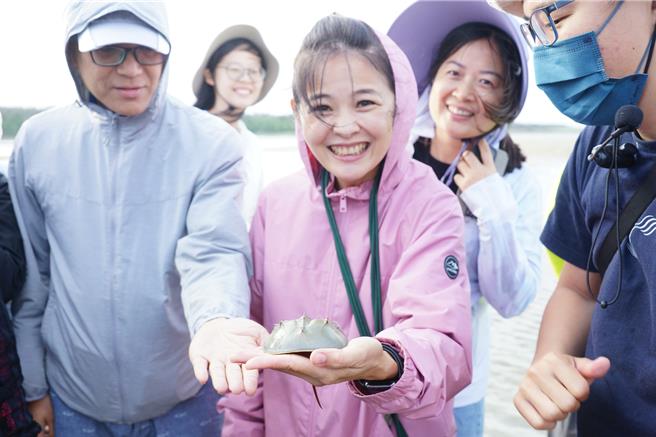 桃园市青年事务局为教育部青年发展署之北区青聚点执行机关，为扮演北区地方创生团队共好、地方共创的平臺角色，今年度由青年局带队邀集基隆市、臺北市、新北市、新竹县，加上桃园市等五县市之地方创生团队成员前往澎湖县。（桃园市青年局提供）