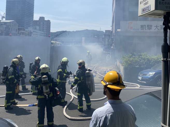 今（10日）上午9时50分许，台北市松山区松河街商业大楼旁边的户外机电设备发生火警。（翻摄画面）
