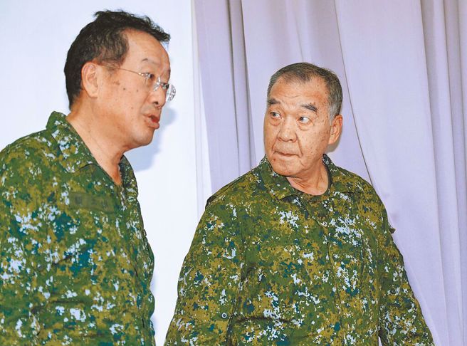 邱国正(右)称许顾立雄(左)记忆力与思维逻辑非常好，且对近年国防事务相当了解，接任国防部长绝对没有问题。(资料照片)