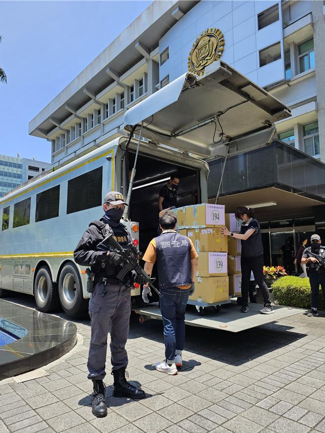 负责全程戒护之调查局风险应变小组，使用调查局甫换装之新购配备---加装Aimpoint内红点瞄准镜的CZ P10C 手枪及 Scorpion EVO 3 A1衝锋枪(调查局提供)