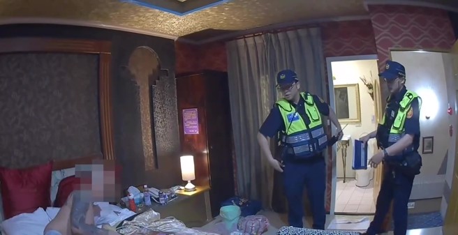 警方發現遭侵占車輛，立即上樓找房客釐清，員警敲門後，房客38歲賴男前來應門。（翻攝畫面）