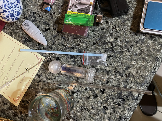 當場將賴男逮捕，並在房內及自小客車上查扣一級毒品海洛英（毛重31.79克）、二級毒品安非他命（8.69克、毒品吸食器1組及多個毒品殘渣袋等證物。（圖／警方提供）
