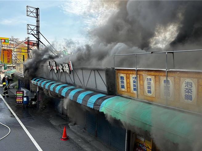 南投县埔里镇仁爱路与西寧路口的连栋铁皮建筑，附近疑有人进行焊接工程致杂物起火，火势一发不可收拾连烧5店。（南投县消防局提供／杨静茹南投传真）