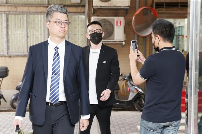 涉嫌地下匯兑217亿多元的「88会馆」负责人郭哲敏（中）与其小弟张旭升，被交保后新北地检署提起抗告成功，台湾高等法院撤销原裁定发回新北地院更裁。新北地方法院7日开羁押庭，裁定续押五天，并再以书面裁定自本月12日起延押两月。（资料照）