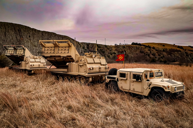 美国陆军第18野战炮兵团第 2 营的M270多管火箭系统。（DVIDS）