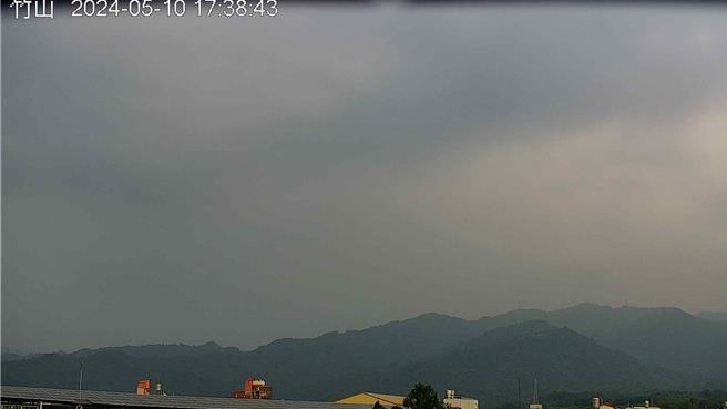 10日環境風場偏東風，西半部風速較弱加上臭氧累積影響，西半部零星測站臭氧小時濃度達90至100 ppb，已亮出紅色警示等級。（翻攝自空品資訊監測網／林良齊台北傳真）