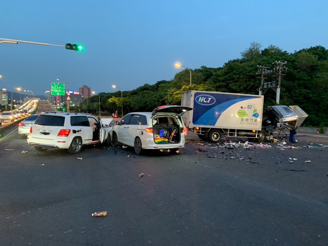 今10日晚間18時33分許，台北市北投區大坑橋入口大度路發生一起嚴重車禍。（翻攝畫面）
