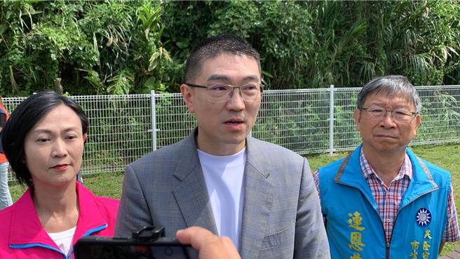 基隆市政府今年度追加减预算编列4千多万元对里长及邻长发配电动车。对此市长谢国梁（中）表示里长配车已非常老旧，有汰换需求；国民党议员何淑萍（左）则表示邻长很辛苦有需要，议会会支持。（徐佑升摄）