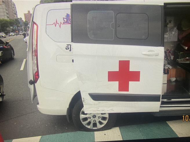 高雄市左营区今天下午发生一辆自小客因未礼让撞上救护车，造成救护车上2人及自小客车王姓驾驶等3人擦挫伤送医，所幸均无大碍，车祸肇事责任，将由交通大队判定厘清。(高雄市警方提供／林雅惠传真)
