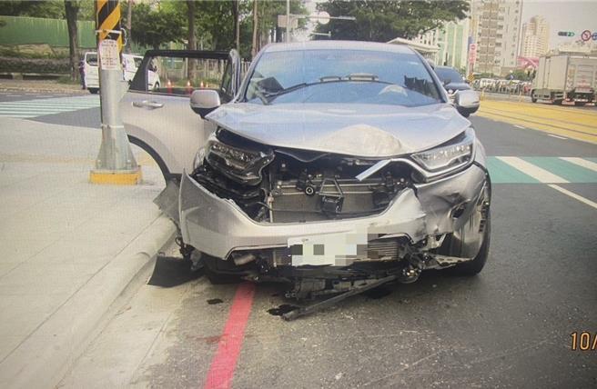 高雄市左营区今天下午发生一辆自小客因未礼让撞上救护车，造成救护车上2人及自小客车王姓驾驶等3人擦挫伤送医，所幸均无大碍，车祸肇事责任，将由交通大队判定厘清。(高雄市警方提供／林雅惠传真)