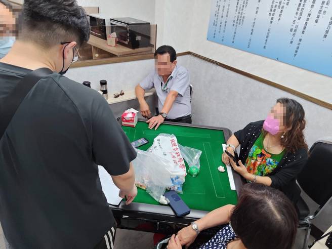 麻将社送大奖诱赌客上门，桃警一举破获逮32人。（图／警方提供）