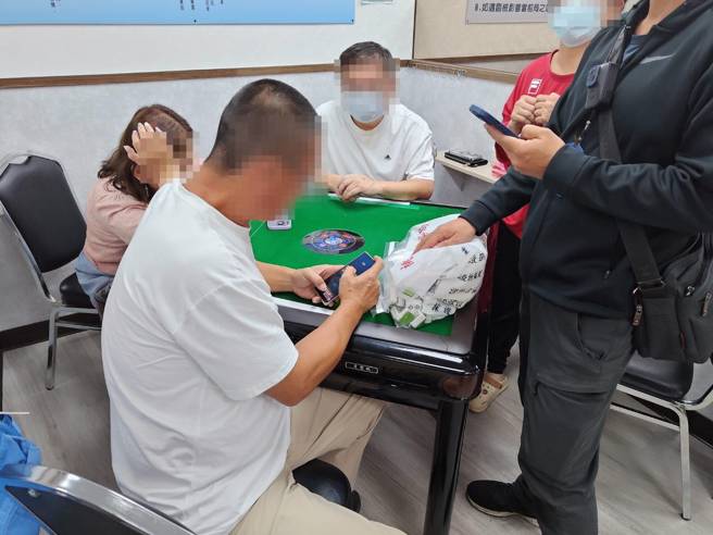 麻将社送大奖诱赌客上门，桃警一举破获逮32人。（图／警方提供）