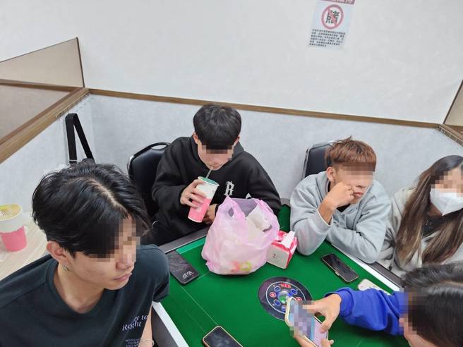 麻将社送大奖诱赌客上门，桃警一举破获逮32人。（图／警方提供）