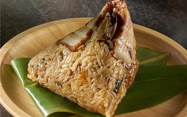 「江南春」主厨刘宜嘉精心研制的「双宝酒糟鲜肉粽」，使用了酒粕香气十足的黄酒糟。(台北福华大饭店提供)