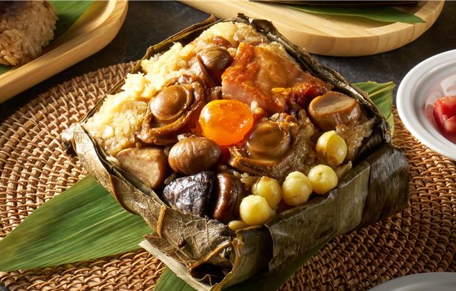 「吉利八宝裹蒸粽」中加入多样顶级食材，包裹满满的海鲜精华，独特的四方外型是一大特色。 (台北福华大饭店提供)