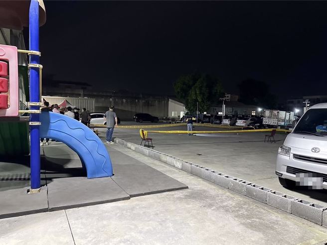 嘉義市平等街一家餐廳打群架鬥毆濺血，警方蒐證調查中。（讀者提供／廖素慧嘉市傳真）