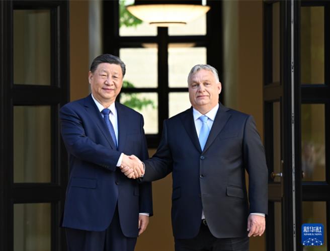 從陸匈關係升級看大陸外交「朋友圈」有哪些夥伴關係？圖為9日習近平與匈牙利總理歐爾班會談。（新華社）