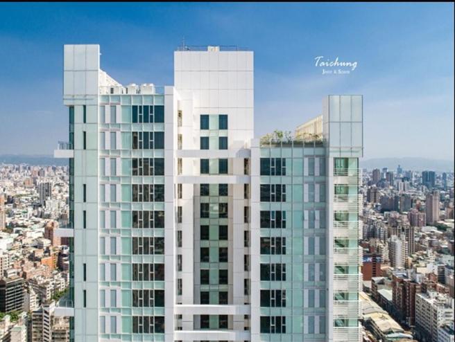 七期白派豪宅成屋「新朗日匯」，完工至今4年，实登仅揭露18户，近期找来网红开箱试图拉抬买气。图／截取自新朗日匯销售网站