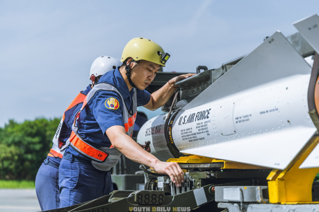 空军日前于澎湖外海实施空对面实弹投掷训练。( 青年日报提供 )