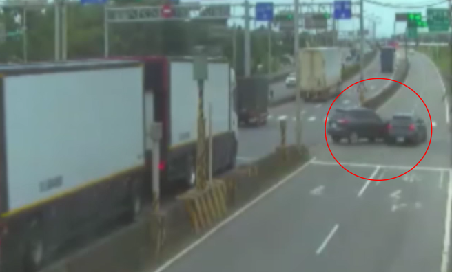 休旅车擦撞轿车，再回弹撞到联结车，造成两侧车身伤痕累累。（图／翻摄画面）