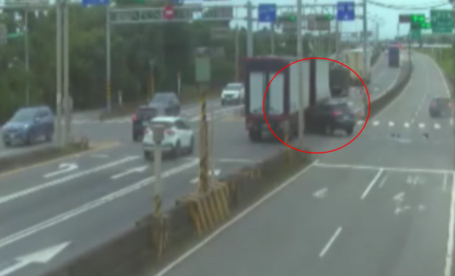 休旅车擦撞轿车，再回弹撞到联结车，造成两侧车身伤痕累累。（图／翻摄画面）