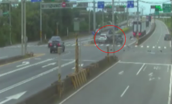 休旅车擦撞轿车，再回弹撞到联结车，造成两侧车身伤痕累累。（图／翻摄画面）