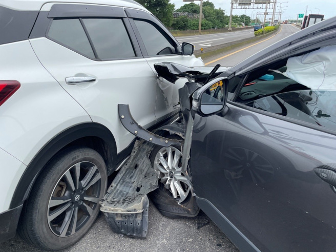 休旅车擦撞轿车，再回弹撞到联结车，造成两侧车身伤痕累累。（图／翻摄画面）