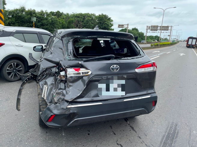 休旅车擦撞轿车，再回弹撞到联结车，造成两侧车身伤痕累累。（图／翻摄画面）