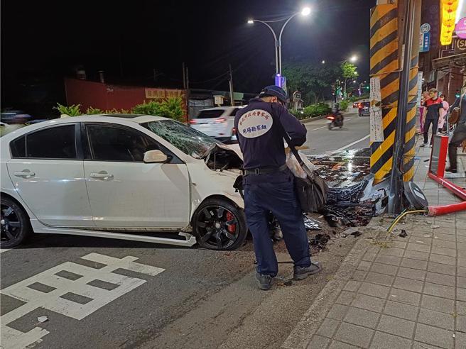 淡水10日晚間發生嚴重車禍，且有一名傷患失去生命跡象。（淡水警分局提供／張鎧乙新北傳真）