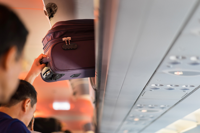 飛機機艙內的行李櫃位於座位上方，供旅客在航程放置隨身行李。（示意圖：shutterstock／達志）