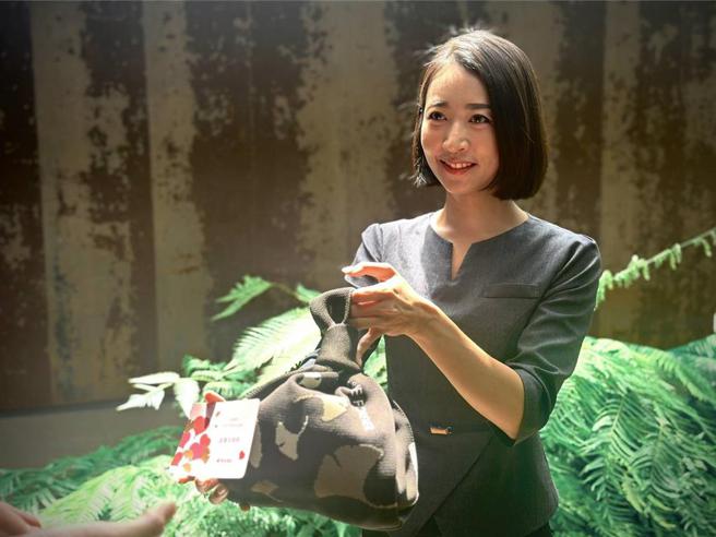 陸府建設今年母親節親送住戶專屬「梅子磅蛋糕」，除可幫助部落的友善農友，也能同時支持原鄉兒童美學教育。圖／陸府建設提供