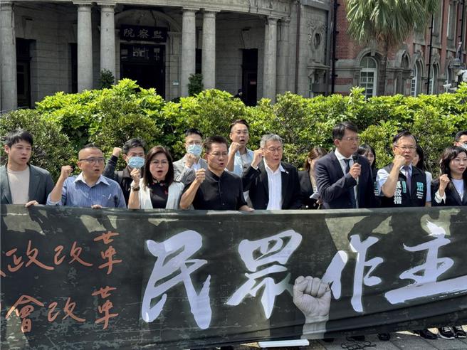 民眾党主席柯文哲9日带领立委至监察院前举行记者会，批总统蔡英文8年曾许诺的宪政改革、国会改革、司法改革与媒体改革通通跳票。（资料照，李奇叡摄）