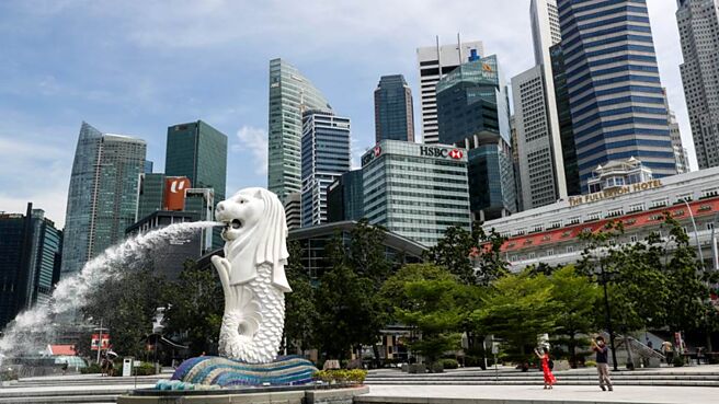 新加坡目前是世界排名第三的金融中心，其發展策略乃是境內境外分離的模式，境內管制，境外開放，先打造離岸金融市場，快速成長後再轉型為內外合一的金融市場，值得台灣借鏡。圖／美聯社
