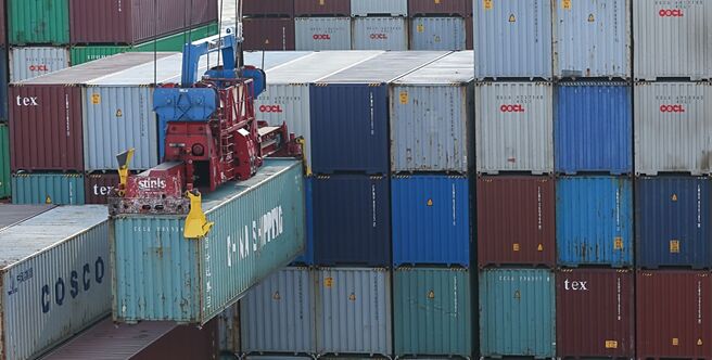 运价持续上扬，航运族群持续受惠。（图／美联社）