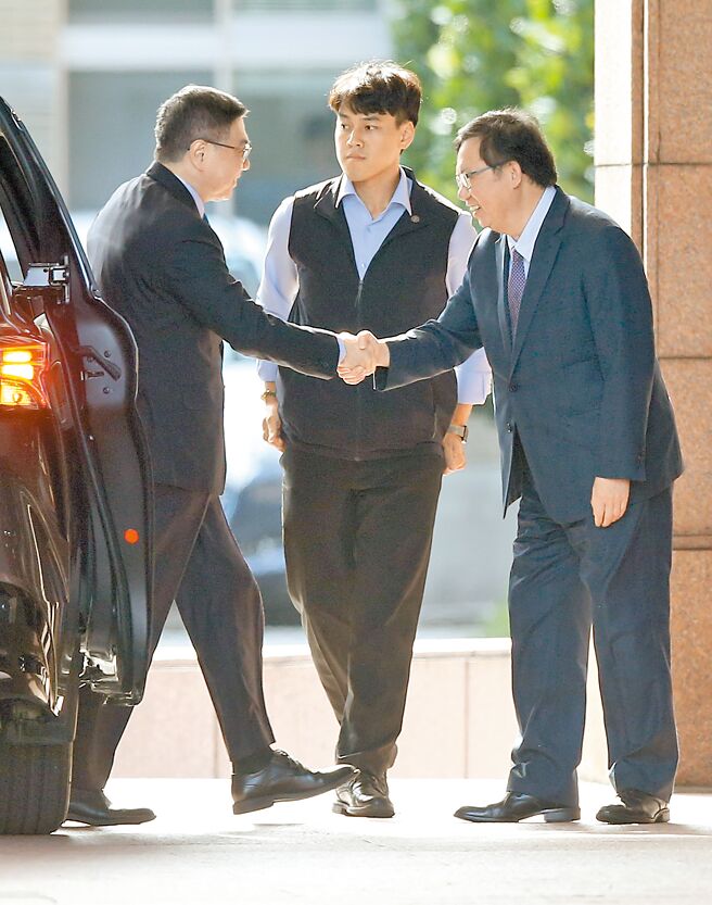 行政院長陳建仁9日會晤準行政院長卓榮泰（左）及其團隊，行政院副院長鄭文燦（右）代表迎接。（范揚光攝）