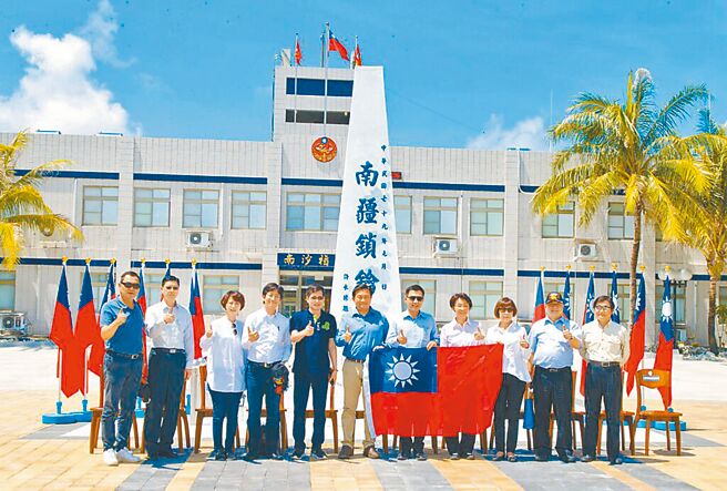 在2016年7月29日，当时的立院国防外交委员会亦曾到太平岛考察，当时访团成员除了国民党籍立委，也包括民进党的王定宇、罗致政、蔡适应及陈亭妃等人，并在「南韁锁钥」碑前拍照留念。（图／国防部提供）