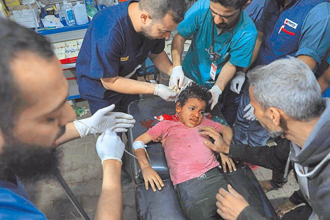 以军自7日凌晨起密集轰炸加沙地带最南端城市拉法，目前已造成至少35人死亡。图为拉法一名受伤的儿童在临时诊所内接受救治。 （新华社）