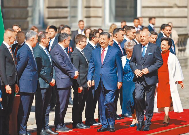 中國國家主席習近平（前排右二）訪問匈牙利，匈牙利總統舒尤克（前排右一）在首都布達佩斯以軍禮歡迎。（摘自中國外交部部長助理華春瑩社群媒體X）