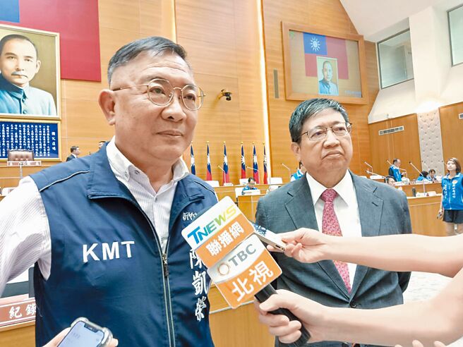 新竹縣議員陳凱榮（左）在9日議會質詢實驗高中建設進度問題，縣府則回應雖然更換校址，但能如期招生。（邱立雅攝）