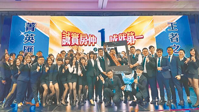 在联卖率高达45％的推动下，开幕不到2年的台庆不动产新竹中央公园加盟店，第一季业绩突破2500万元。（永庆房产集团提供）