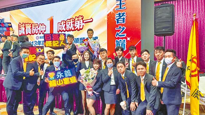 专营土地的店东卢玟臣指出，集团诚实品牌力让新客户安心，带动今年第一季业绩超过4千万元。（永庆房产集团提供）